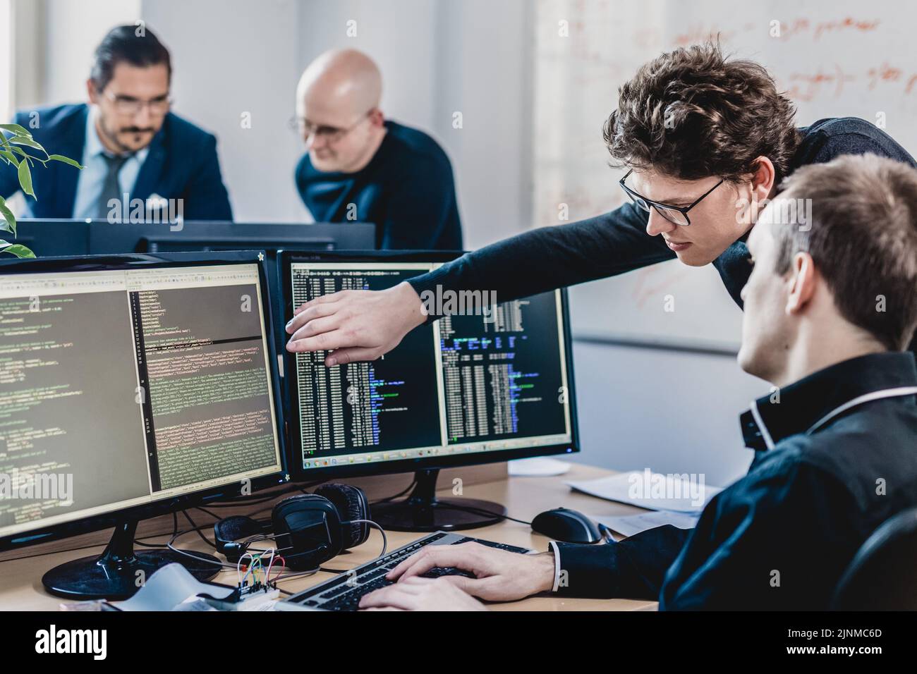 Résolution des problèmes de démarrage d'entreprise. Les développeurs de logiciels travaillant sur ordinateur de bureau. Banque D'Images