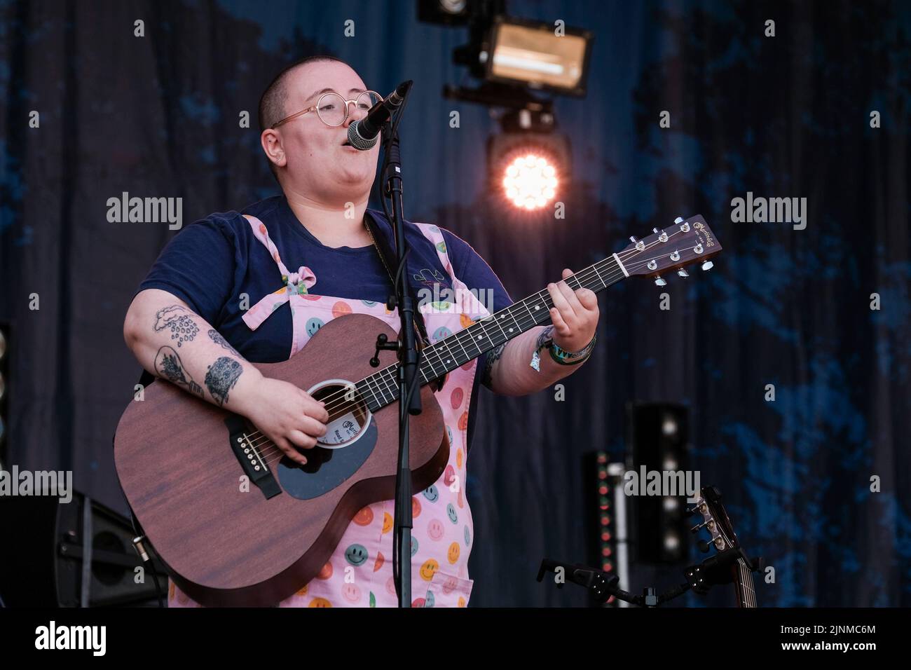 Maddie Morris, auteur-compositeur et guitariste de la chanteuse politique anglaise, se joue en direct sur scène au Festival Cropredy de la convention de Faéroport. Maddie Morris, lauréate du prix BBC radio 2 Young folk 2019 et Lilian Grace récipiendaire du prix Bernard Davey 2017 sont un duo folk de Leeds. Leur projet actuel « les monstres Sticky » est influencé par les œuvres de l'artiste suédois John Kenn, ils espèrent créer un album utilisant ces œuvres pour composer de la musique entourant l'enfance, les mauvais traitements et la pauvreté. Maddie et Lilian ont obtenu leur diplôme de BA Folk Music au Conservatoire de Leeds en 2020, leur musique est descendante Banque D'Images