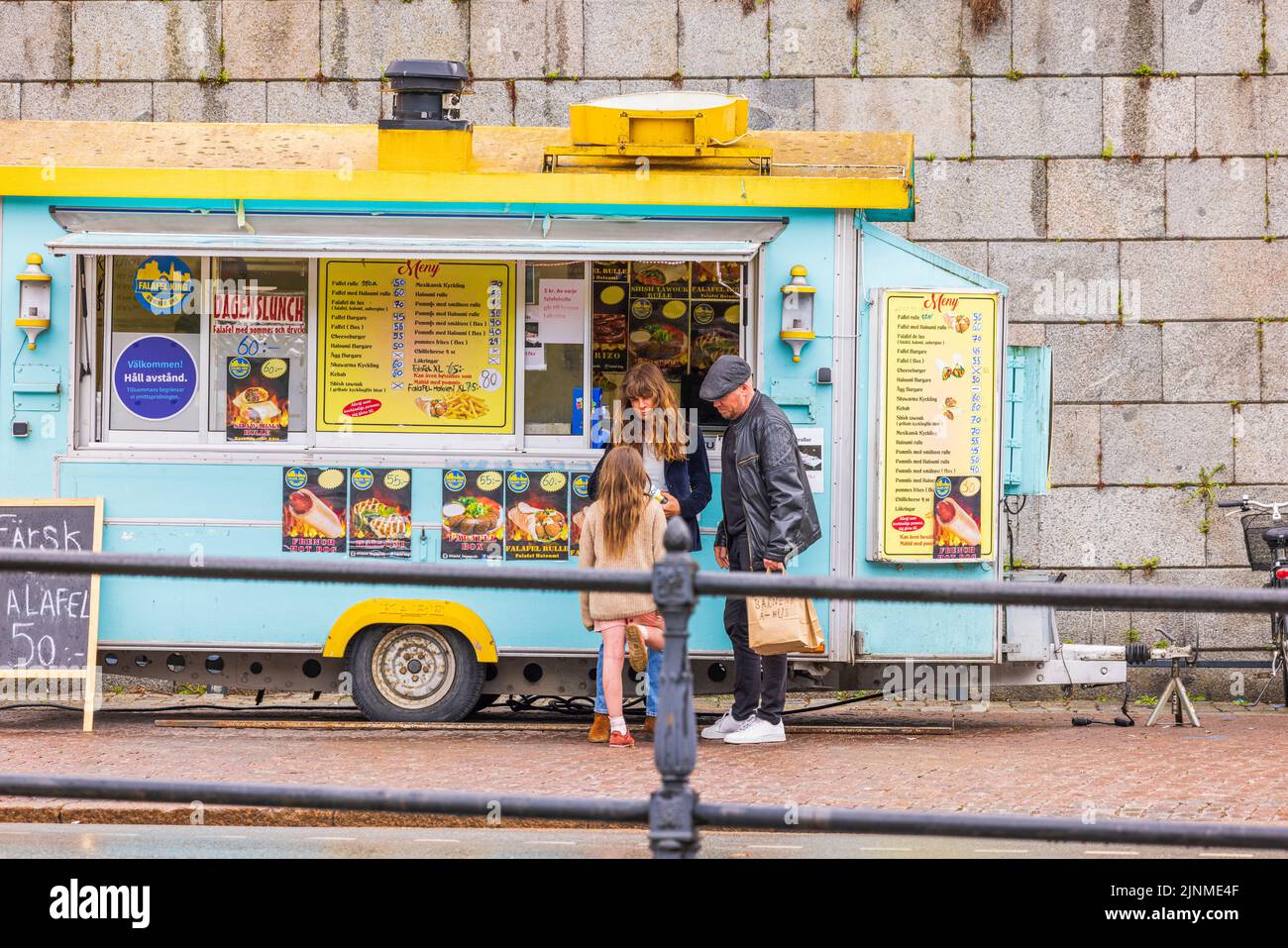 Vue sur les personnes à proximité d'un snack-bar mobile en plein air. Suède. Uppsala. Banque D'Images
