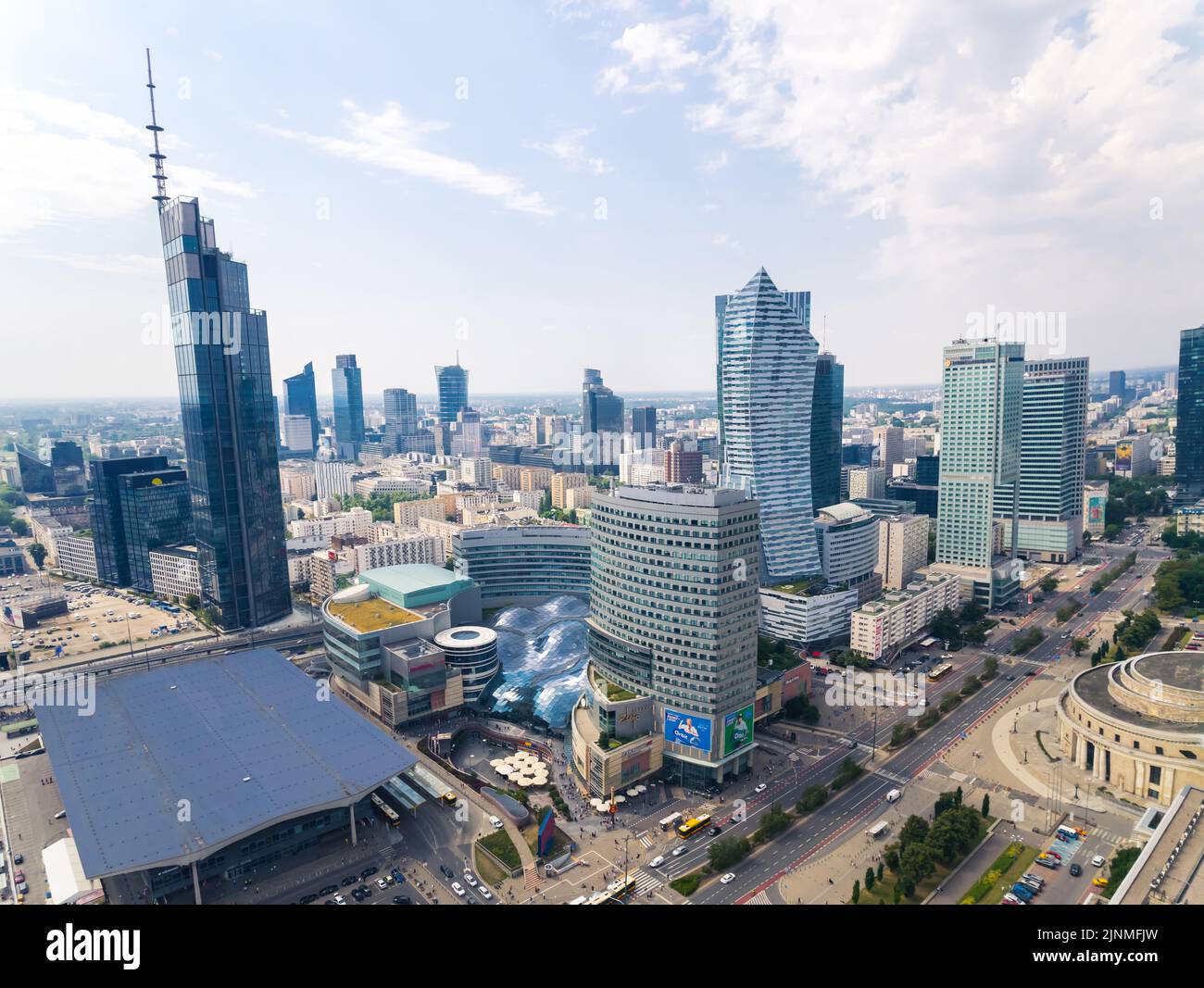 7.22.2022 Varsovie, Pologne. Gratte-ciels de Neomodern construits dans le centre de Varsovie. Varso Tower, InterContinental Varsovie, Zlota 44. Photo de haute qualité Banque D'Images