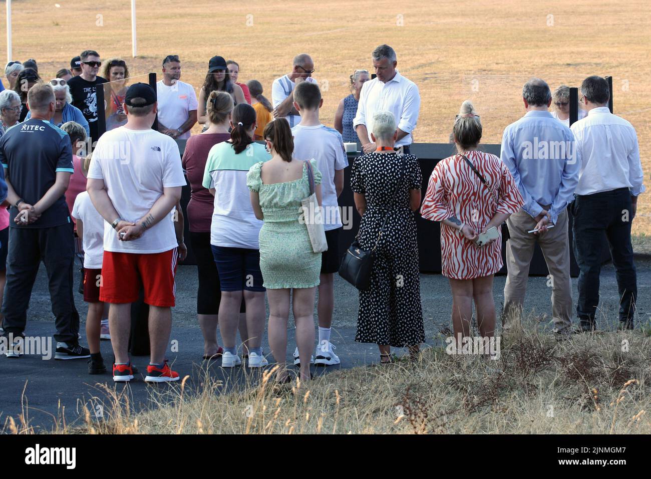 Le député de Plymouth Sutton et Devonport, Luke Pollard (au centre), dirige le public pour rappeler ceux qui sont morts dans les fusillades de Keyham sur 12 août 2021 lors d'une veillée au parc North Down Crescent à Keyham. Photo date vendredi 12 août 2022. Voir PA Story MEMORIAL Keyham. Le crédit photo devrait se lire: Tige Minchin/PA fil Banque D'Images