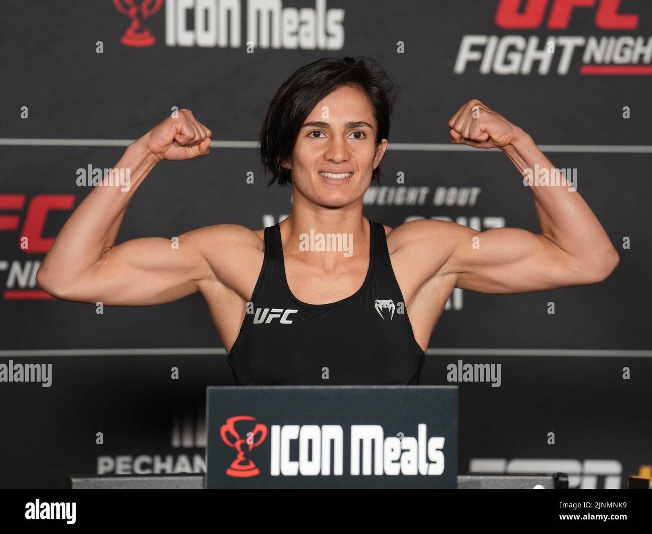 San Diego, États-Unis. 12th août 2022. SAN DIEGO, CA - 12 août: Yazmin Jauregui se met sur la balance pour la pesée officielle au Sheraton San Diego Hôtel & Marina pour la nuit de combat UFC - Vera vs Cruz : pesée officielle sur 12 août 2022 à SAN DIEGO, États-Unis. (Photo de Louis Grasse/PxImages) crédit: PX Images/Alamy Live News Banque D'Images