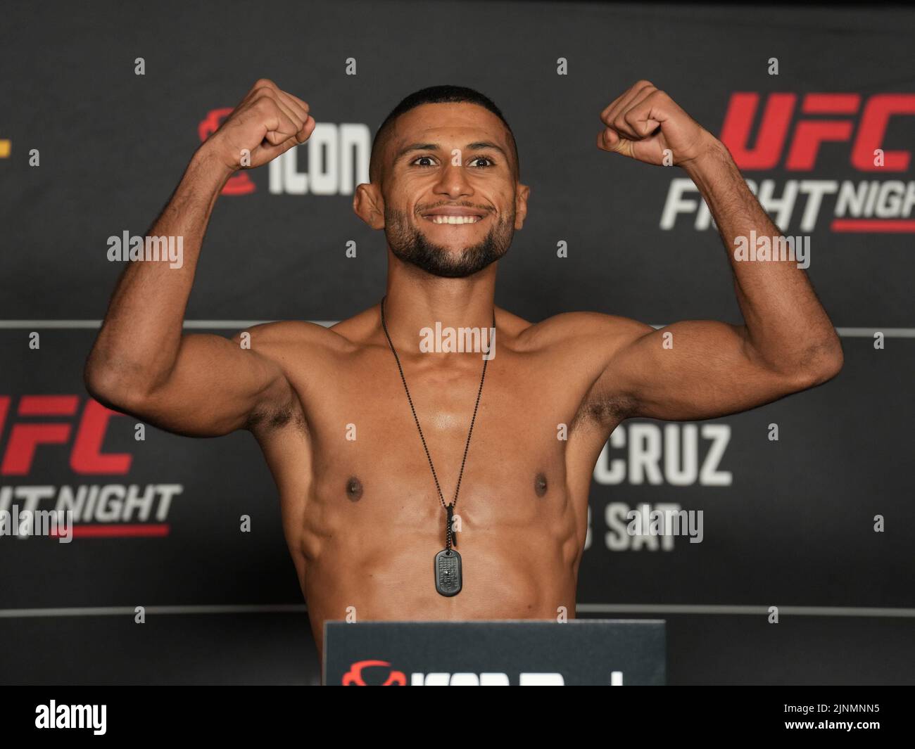 San Diego, États-Unis. 12th août 2022. SAN DIEGO, CA - 12 août: Youssef Zalal marche sur la balance pour le poids officiel à l'Hôtel et la marina de San Diego pour la nuit de combat UFC - Vera vs Cruz : poids officiel sur 12 août 2022 à SAN DIEGO, États-Unis. (Photo de Louis Grasse/PxImages) crédit: PX Images/Alamy Live News Banque D'Images