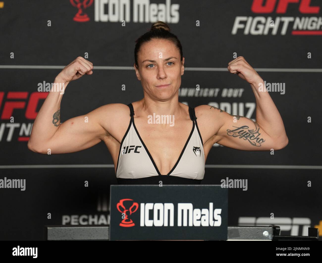 San Diego, États-Unis. 12th août 2022. SAN DIEGO, CA - 12 août: Nina Nunes marche sur la balance pour le poids officiel à l'hôtel Sheraton San Diego & Marina pour la nuit de combat UFC - Vera vs Cruz : poids officiel sur 12 août 2022 à SAN DIEGO, Etats-Unis. (Photo de Louis Grasse/PxImages) crédit: PX Images/Alamy Live News Banque D'Images