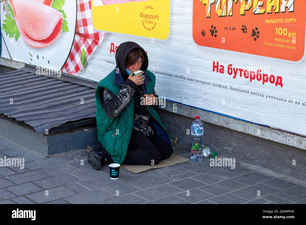 Novomoskovsk, Ukraine - 13 mai 2021: Mendiant femme dans la rue demandant de l'argent. Mendiants. Problème social. Question sociale Banque D'Images