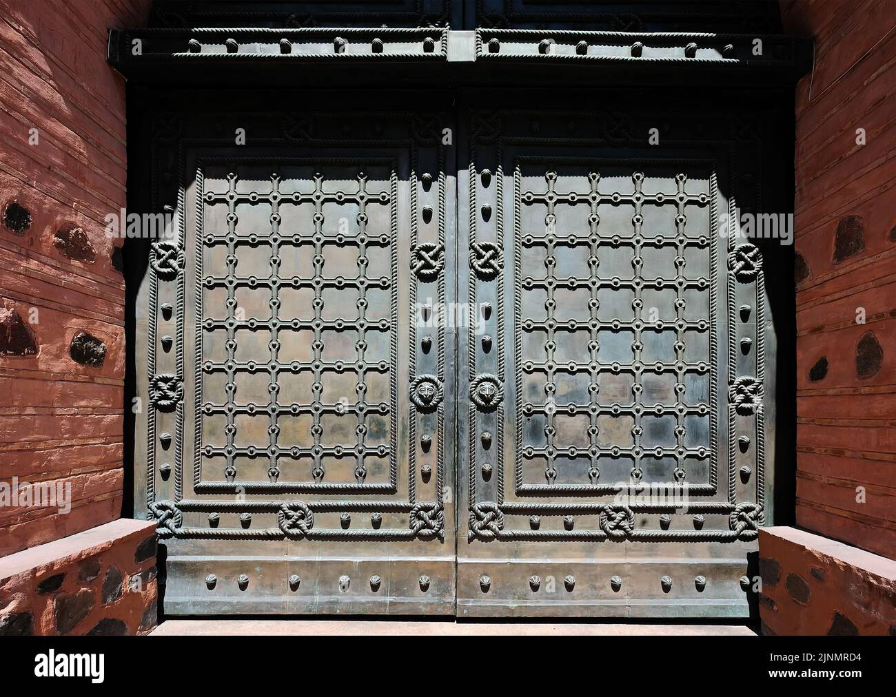 Décoration de surface en bronze avec lions et grille sur la porte d'entrée de Golden Gates à Kiev en Ukraine Banque D'Images