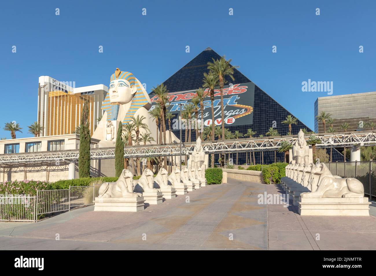 Las Vegas, Etats-Unis - 25 mai 2022: Luxor est un hôtel et un casino situé à l'extrémité sud du Strip de Las Vegas à Paradise, Nevada, Etats-Unis. Banque D'Images