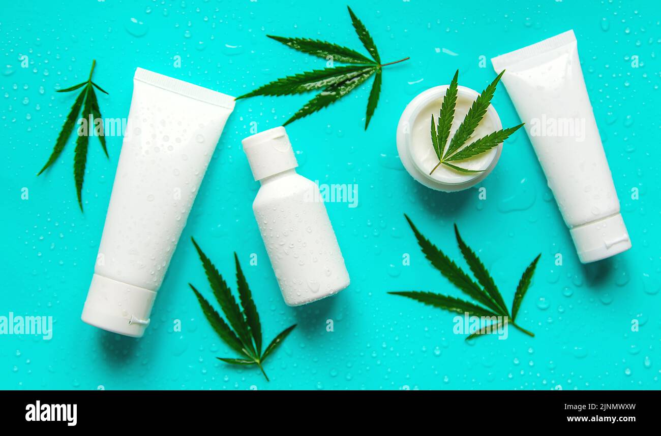 Cosmétiques avec extrait de cannabis naturel. Mise au point sélective. Nature. Banque D'Images