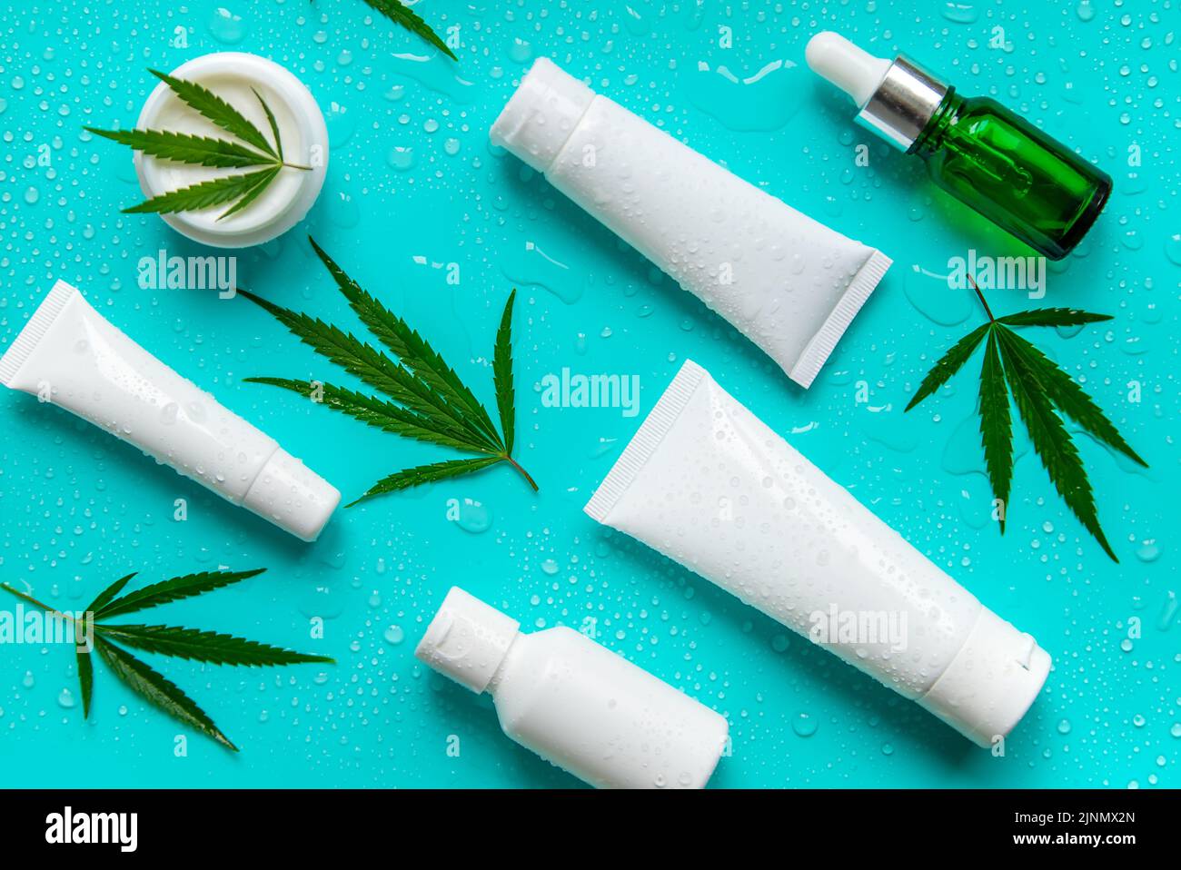 Cosmétiques avec extrait de cannabis naturel. Mise au point sélective. Nature. Banque D'Images