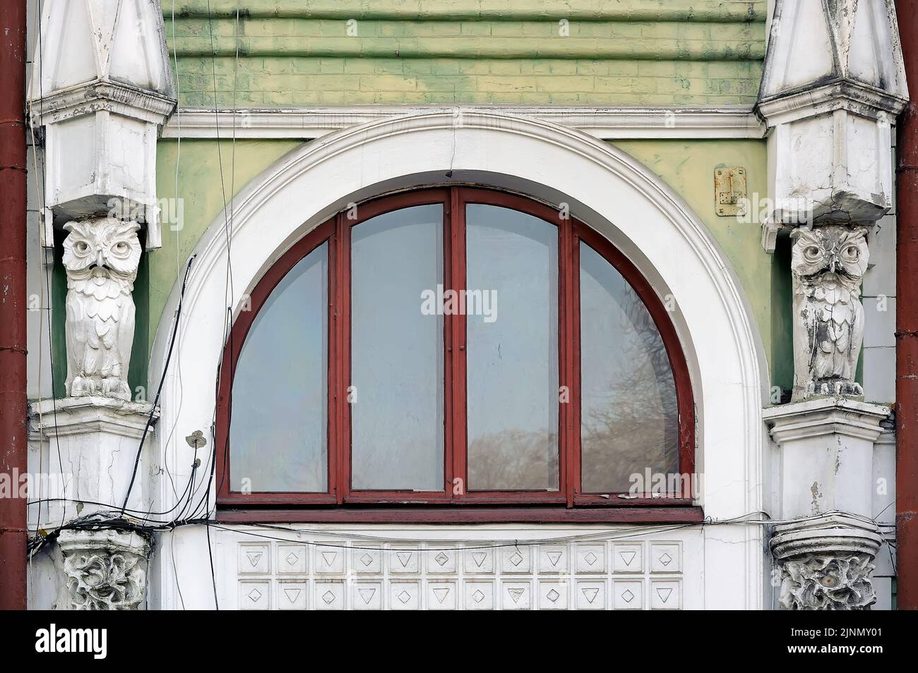 Hiboux sur la façade de la Maison avec Cats à Kiev Ukraine Banque D'Images