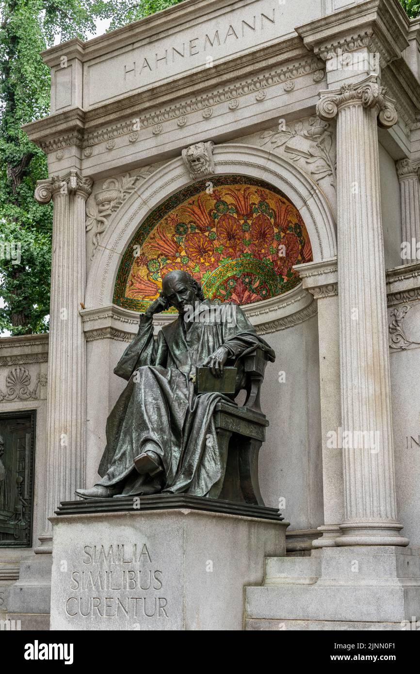 Washington, DC - 27 juin 2022: Vue de côté du mémorial de Samuel Hahnemann qui était un médecin allemand connu pour la création du système de medi alternatif Banque D'Images