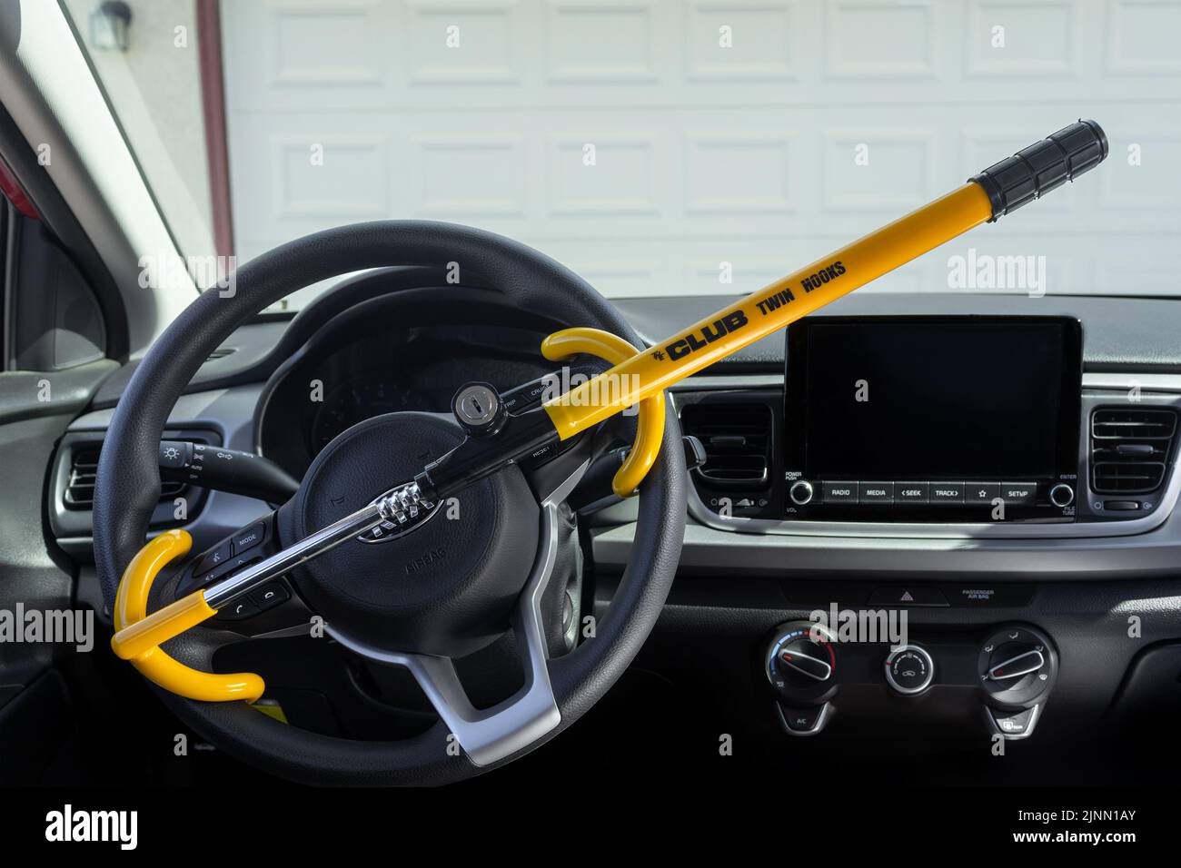 Victorville, CA, Etats-Unis – 11 août 2022 : le verrou de sécurité du volant à double crochet Club en jaune attaché à une voiture Kia Rio. Banque D'Images