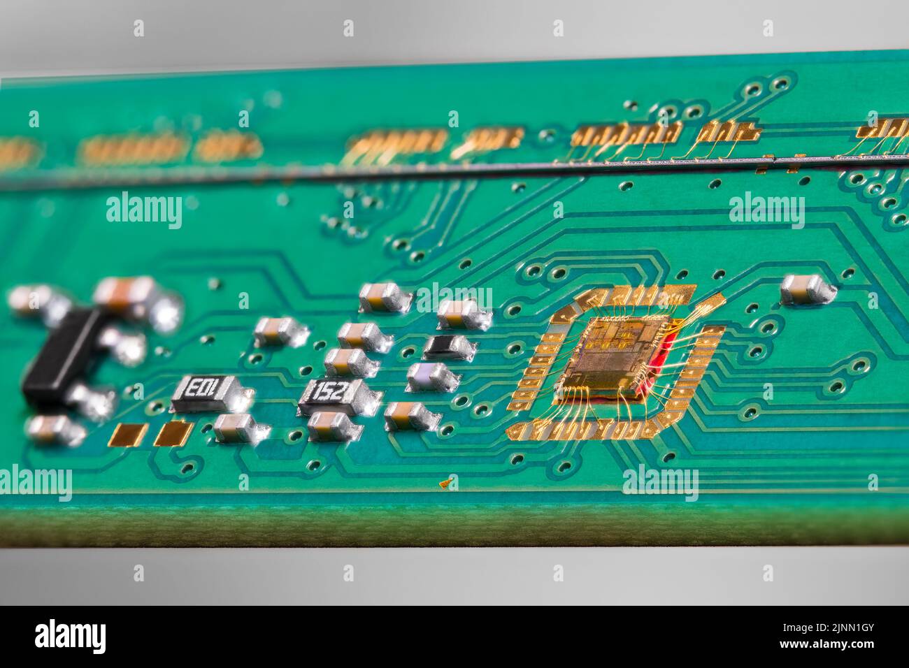 Fils dorés de collage de puce au détail de carte de circuit imprimé verte du scanner à plat. Matrice de circuit intégré câblée à la carte électronique imprimée avec une caméra de balayage de ligne. Banque D'Images