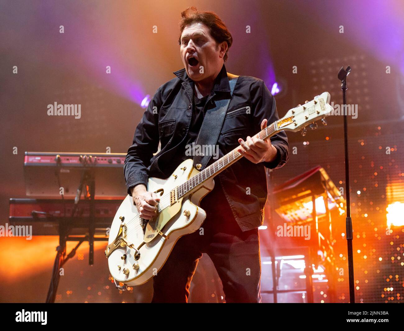 Édimbourg, Royaume-Uni. 12th août 2022. Simple Minds à Princes Street Gardens, Édimbourg, le vendredi 12th août 2022, dans le cadre des concerts de la session d'été d'Édimbourg. Membres du groupe: Jim Kerr – chant principal Charlie Burchill – guitare électrique et acoustique Ged Grimes – guitare basse Sarah Brown - voix de soutien Gordy Goudie - claviers et guitare supplémentaires Cherisse Osei - batterie Berenice Scott - claviers photo: Alan Rennie crédit: Alan Rennie/Alay Live News Banque D'Images