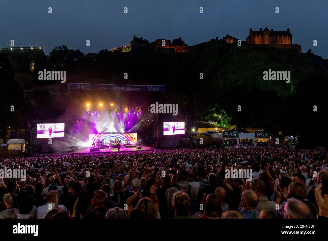 Édimbourg, Royaume-Uni. 12th août 2022. Simple Minds à Princes Street Gardens, Édimbourg, le vendredi 12th août 2022, dans le cadre des concerts de la session d'été d'Édimbourg. Membres du groupe: Jim Kerr – chant principal Charlie Burchill – guitare électrique et acoustique Ged Grimes – guitare basse Sarah Brown - voix de soutien Gordy Goudie - claviers et guitare supplémentaires Cherisse Osei - batterie Berenice Scott - claviers photo: Alan Rennie crédit: Alan Rennie/Alay Live News Banque D'Images