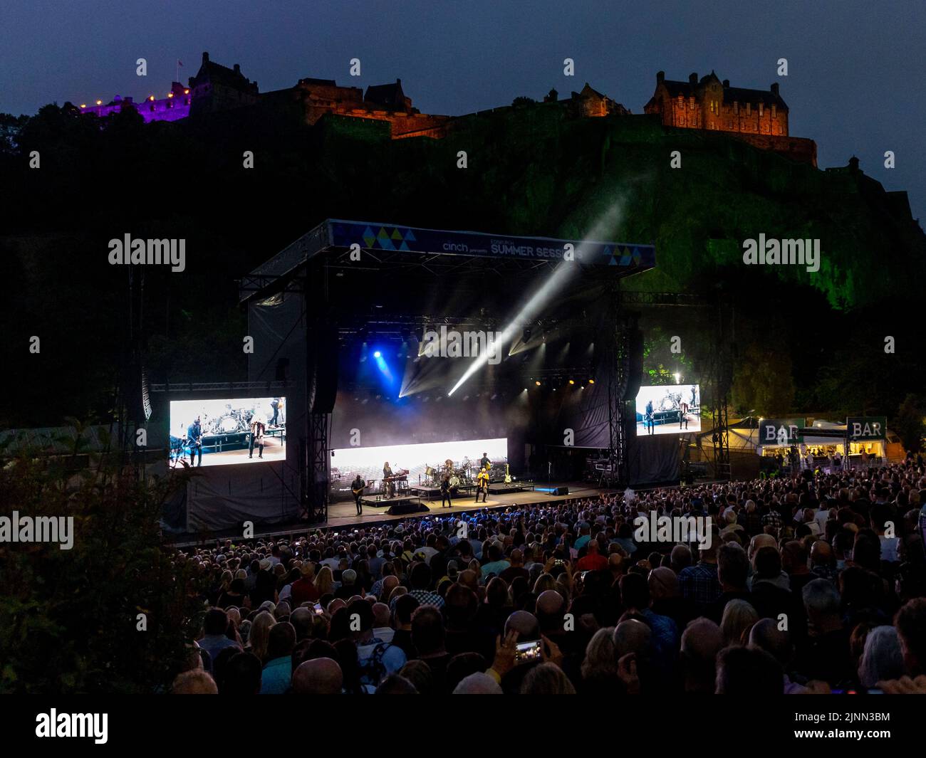 Édimbourg, Royaume-Uni. 12th août 2022. Simple Minds à Princes Street Gardens, Édimbourg, le vendredi 12th août 2022, dans le cadre des concerts de la session d'été d'Édimbourg. Membres du groupe: Jim Kerr – chant principal Charlie Burchill – guitare électrique et acoustique Ged Grimes – guitare basse Sarah Brown - voix de soutien Gordy Goudie - claviers et guitare supplémentaires Cherisse Osei - batterie Berenice Scott - claviers photo: Alan Rennie crédit: Alan Rennie/Alay Live News Banque D'Images
