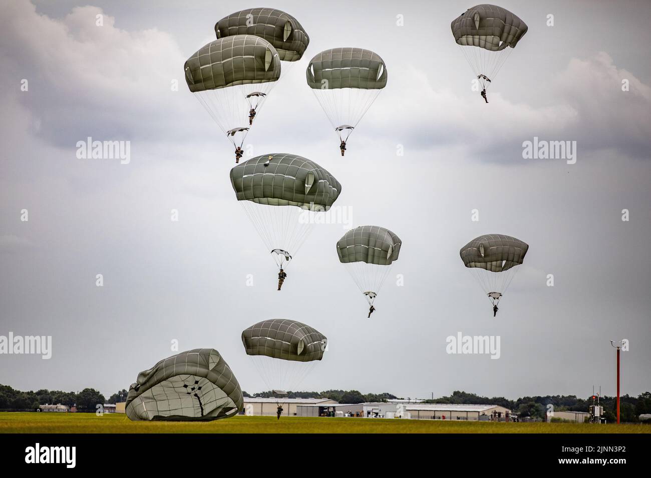 Parachutistes affectés à la 82nd Division aéroportée (82nd ABN. Div.) effectuer un saut pendant le 82nd ABN. Div. 76th Convention à Orlando, FL, 11 août 2022. Anciens combattants de l'ABN de 82nd. Le Dive, les familles et le personnel de service actif étaient parmi les foules qui regardaient le saut. (É.-U. Photo de l'armée par la SPC. Vincent Levelev) Banque D'Images