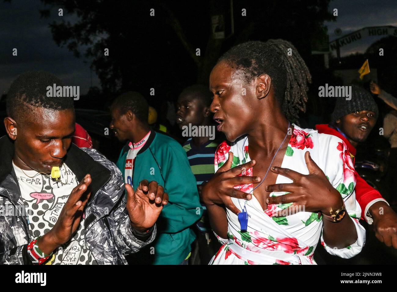 Les gens réagissent dans la rue après que Susan Kihika, Liza Chelule, et Tabitha Karanja, toutes des femmes, ont été déclarées lauréates des meilleurs sièges du comté de Nakuru. Les Kenyans attendent que le calcul des votes présidentiels soit terminé pour savoir que leur prochain président sera très proche de la course entre Raila Odinga et William Ruto. Banque D'Images