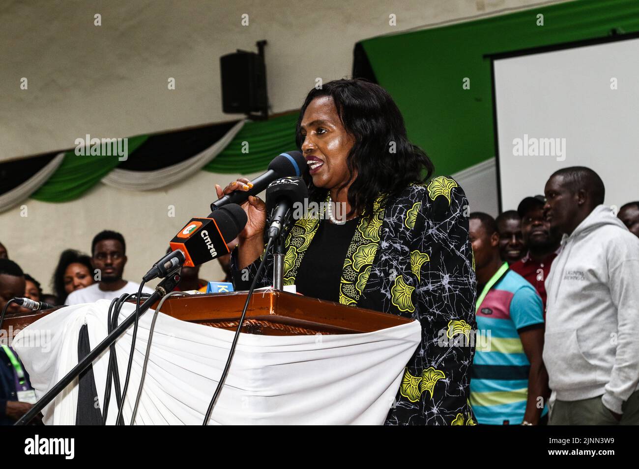 Tabitha Karanja, PDG de Keroche Breweries, parle quelques instants après qu'elle ait été déclarée sénateur élu du comté de Nakuru. Les Kenyans attendent que le calcul des votes présidentiels soit terminé pour savoir que leur prochain président sera très proche de la course entre Raila Odinga et William Ruto. Banque D'Images