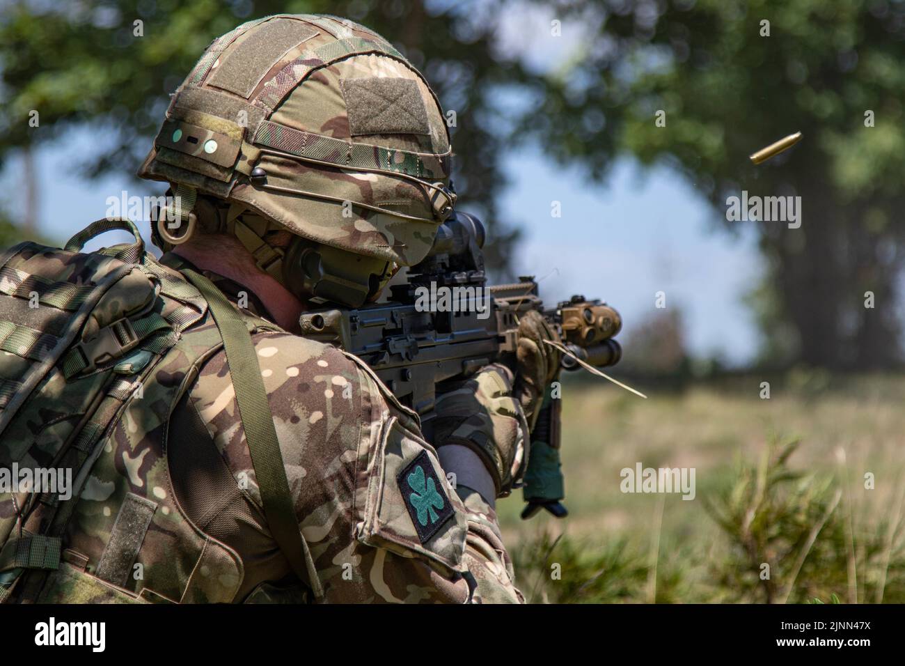 Un rifleman affecté au 7th Bataillon, The Rifles, dans la réserve de l'Armée britannique, engage des cibles lors d'un exercice d'entraînement d'équipe de tir direct à Northern Strike à Camp Grayling, au Michigan, le 10 août 2022. Northern Strike est conçu pour mettre au défi 7 400 membres de service avec de multiples formes de formation qui font progresser l'interopérabilité entre les partenaires multicomposants, multinationaux et interagences. (É.-U. Photo de la Garde nationale de l'armée par le capitaine Joe Legros) Banque D'Images