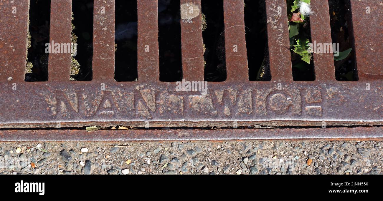 Grille de drainage de rue en fer, Nantwich, Cheshire, Angleterre, Royaume-Uni - en relief avec le mot Nantwich Banque D'Images