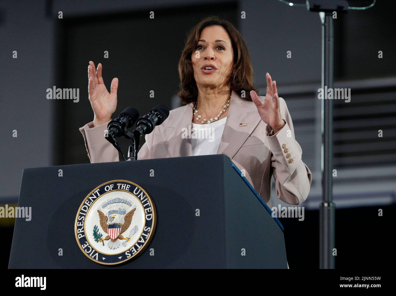 Oakland, États-Unis. 13th juillet 2022. Le vice-président Kamala Harris s'exprime vendredi à l'événement « The Generation Fund » à Oakland, en Californie, à 12 août 2022. Le Fonds de génération est une quasi-dotation de $50 millions qui soutiendra chaque élève à faible revenu de l'école publique et chaque bébé né dans la pauvreté à Oakland, CA. Photo par George Nikitin/Pool/Sipa USA crédit: SIPA USA/Alay Live News Banque D'Images