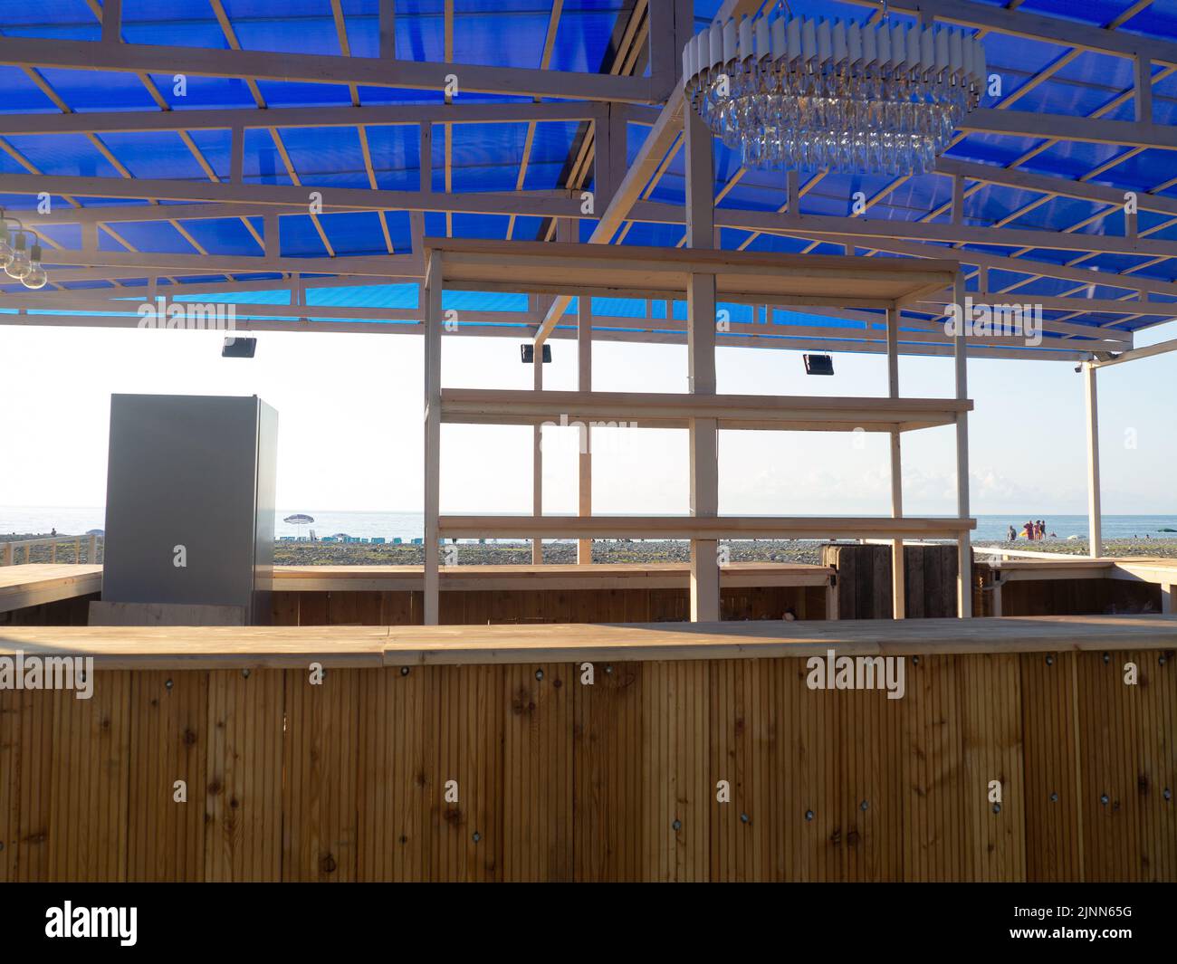 Le comptoir du bar de la plage est vide. Temporairement ne fonctionne pas. Endroit pour boire sur la plage. Entreprise Banque D'Images