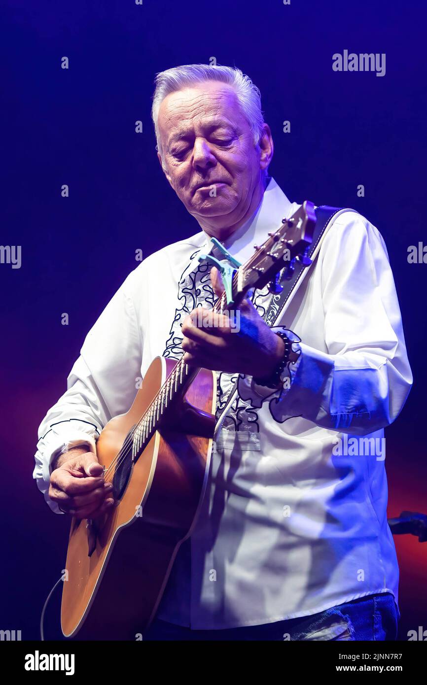 Monte Urano, Italie. 12th août 2022. Le guitariste australien Tommy Emmanuel joue en direct lors d'un concert au Bambu Festival. Il est connu comme l'un des plus grands guitaristes acoustiques de tous les temps, et il est également connu pour sa technique complexe de style de doigt. Crédit : SOPA Images Limited/Alamy Live News Banque D'Images