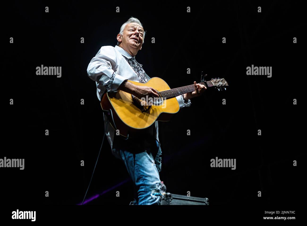 Le guitariste australien Tommy Emmanuel joue en direct lors d'un concert au Bambu Festival. Il est connu comme l'un des plus grands guitaristes acoustiques de tous les temps, et il est également connu pour sa technique complexe de style de doigt. (Photo de Mairo Cinquetti / SOPA Images / Sipa USA) Banque D'Images
