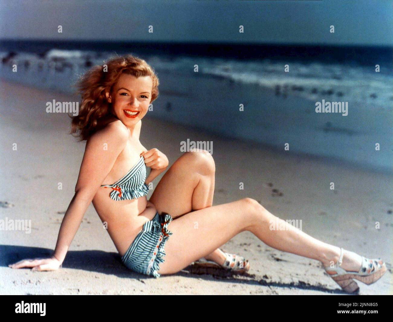 Monroe posant comme un modèle de brochage pour une photo de carte postale c. 1940s Banque D'Images