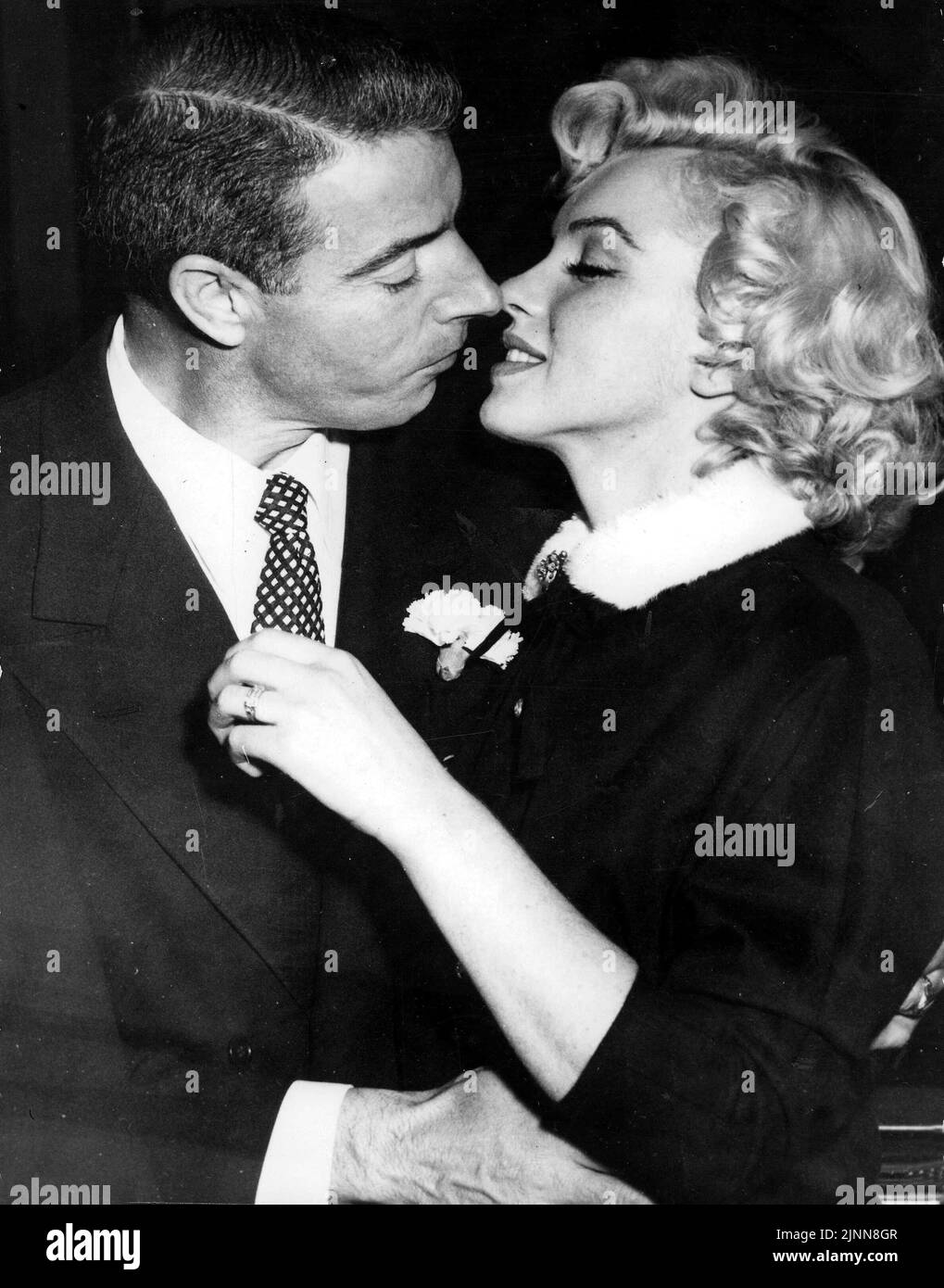 Marilyn Monroe se prépare à embrasser son mari Joe DiMaggio, ancien joueur de baseball américain, après leur mariage sur 14 janvier 1954 Banque D'Images