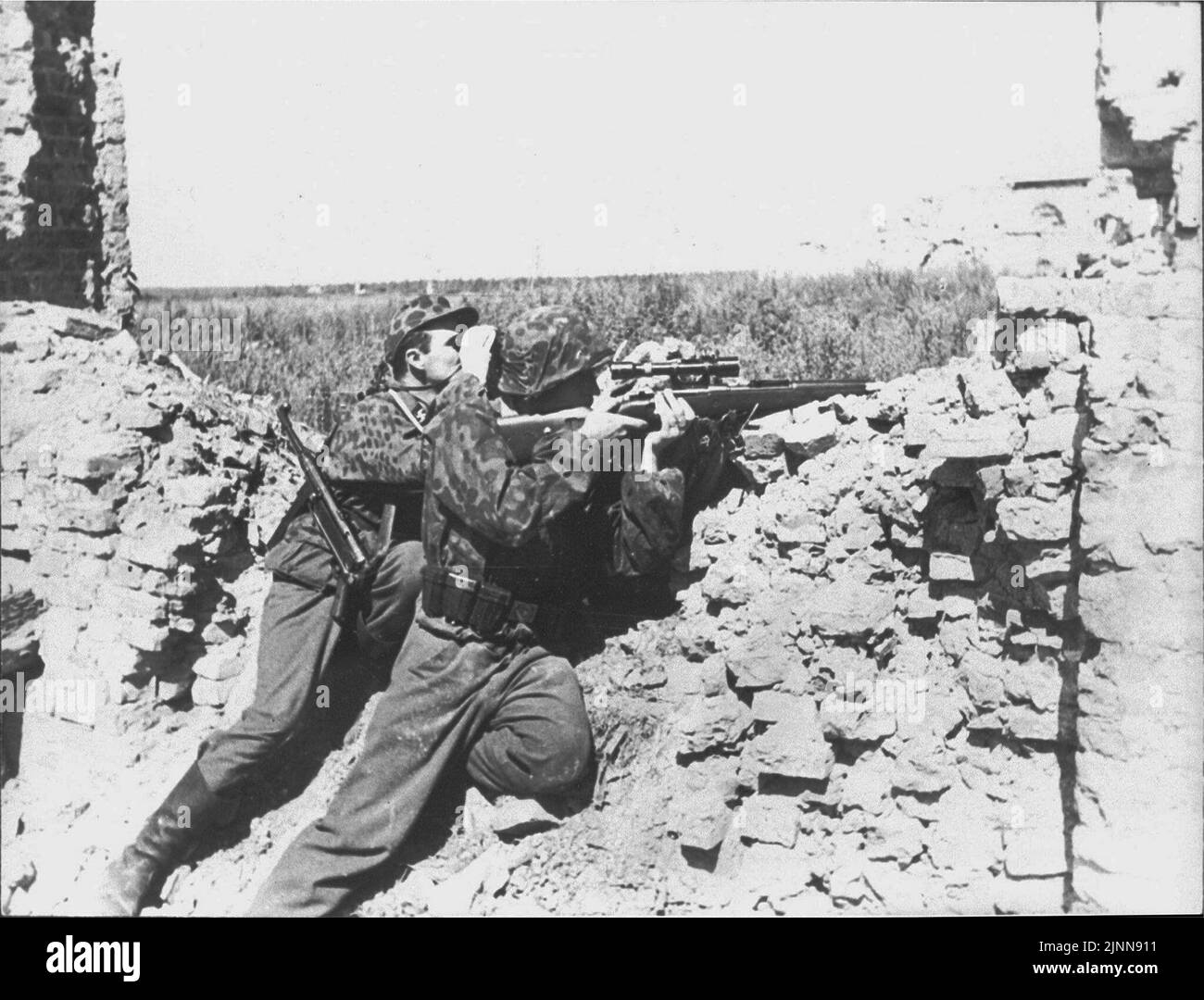 Photo B&W de la Seconde Guerre mondiale Sharshooter allemand à Camouflage Smock avec son observateur sur le Front russe . Les hommes sont d'une unité de Waffen SS volontaire letton Banque D'Images