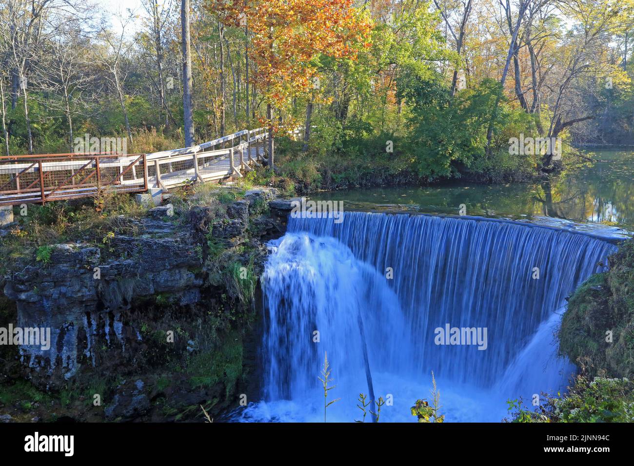 Chutes Cedar Cliff en feuillage d'automne - Ohio Banque D'Images