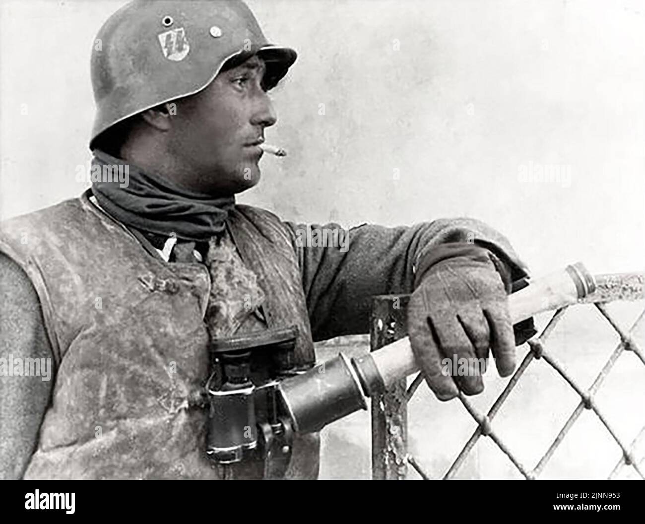 La bataille de Kharkov pendant la deuxième Guerre mondiale 1943. Waffen SS homme identifié comme Unterscharfuehrer Paul Klose avec Grenade photographié en MARS 1943 Banque D'Images