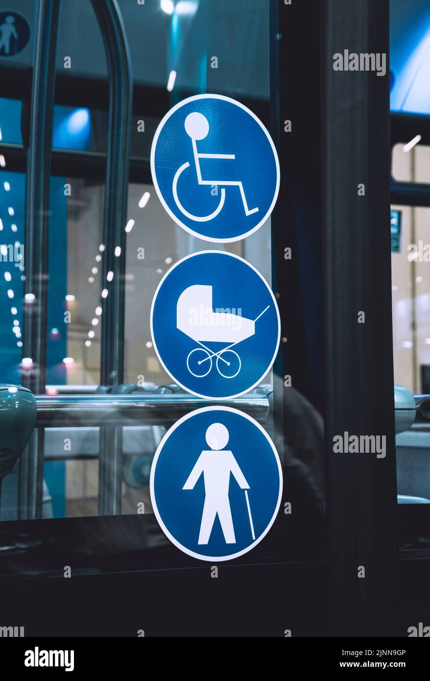 Détail d'un transport en commun indiquant que le véhicule est accessible aux personnes avec une certaine restriction. Banque D'Images Détail d'un transport en commun indiquant que le véhicule est accessible aux personnes avec une certaine restriction. Banque D'Images