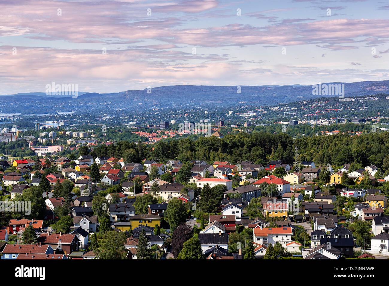 Vue sur les maisons et les zones boisées depuis le sommet de Grefsenkollen, vue sur la ville en été, Oslo, Norvège Banque D'Images