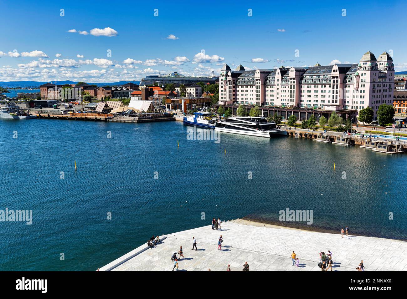 Vue depuis le dessus de l'Oslofjord et de la jetée avec l'entrepôt portuaire, la piste de l'opéra, le district de Bjorvika, Bjorvika, Oslo, Norvège Banque D'Images