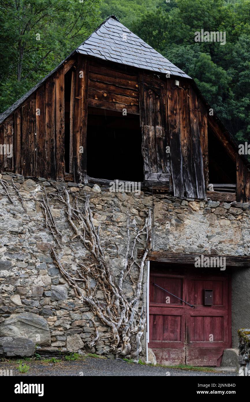 Occitanie, vallée de Louron, village de Vielle-Louron, grange traditionnelle, France Banque D'Images