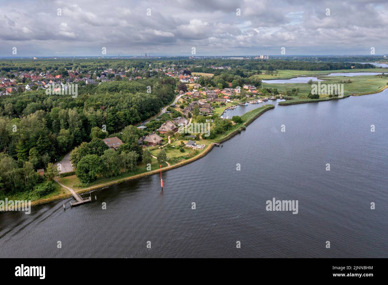 Photo de drone, tir de drone, vieux port historique Gothmund, bâtiments résidentiels avec toit de chaume, vue sur le Trave, Daenischburg, Luebeck Banque D'Images