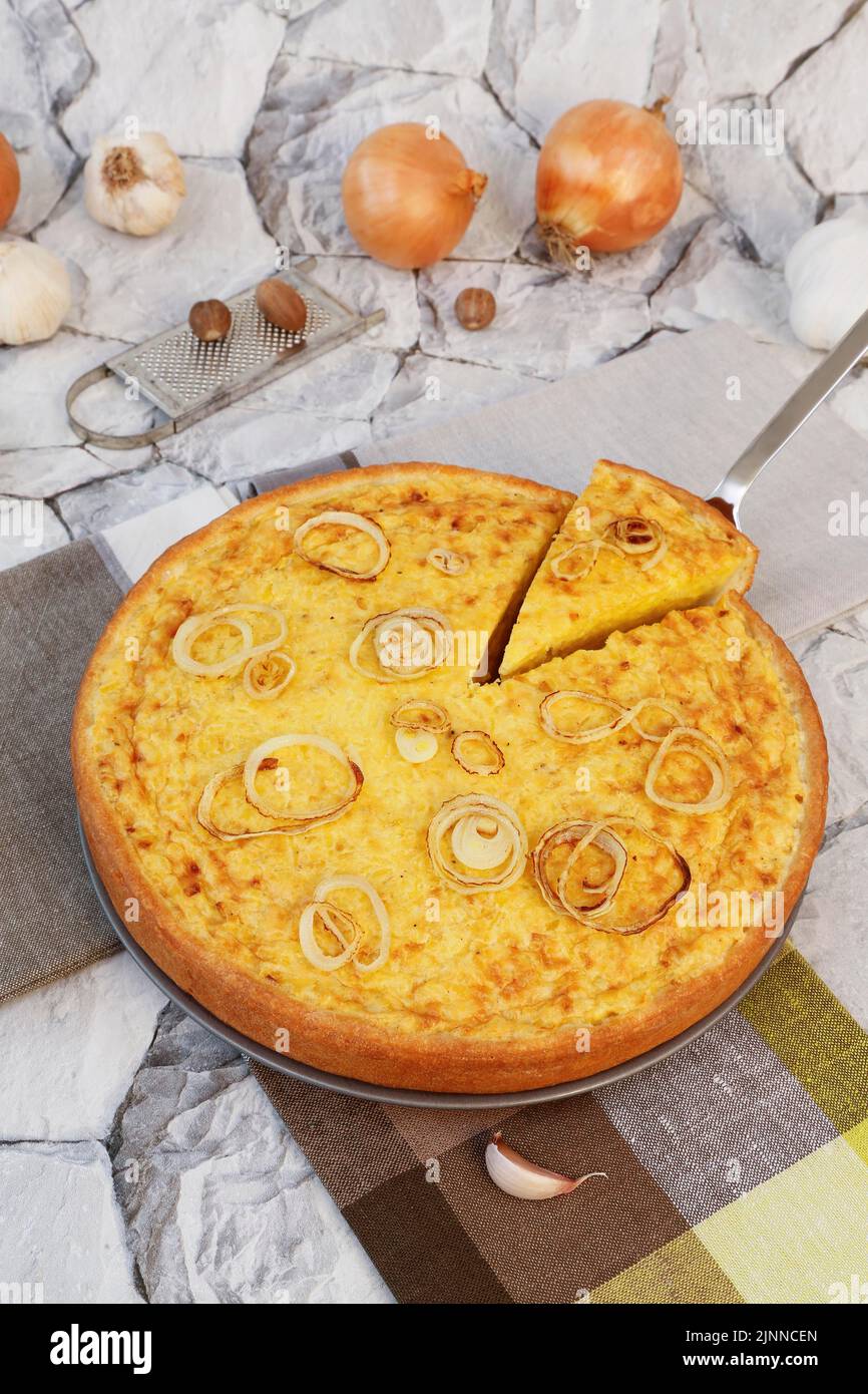 Cuisine souabe, gâteau de pommes de terre Haertsfeld à base de pâte à caillé, rondelles d'oignon sautées, gâteau salé, cuit, hors du four, copieux, végétarien, sain Banque D'Images