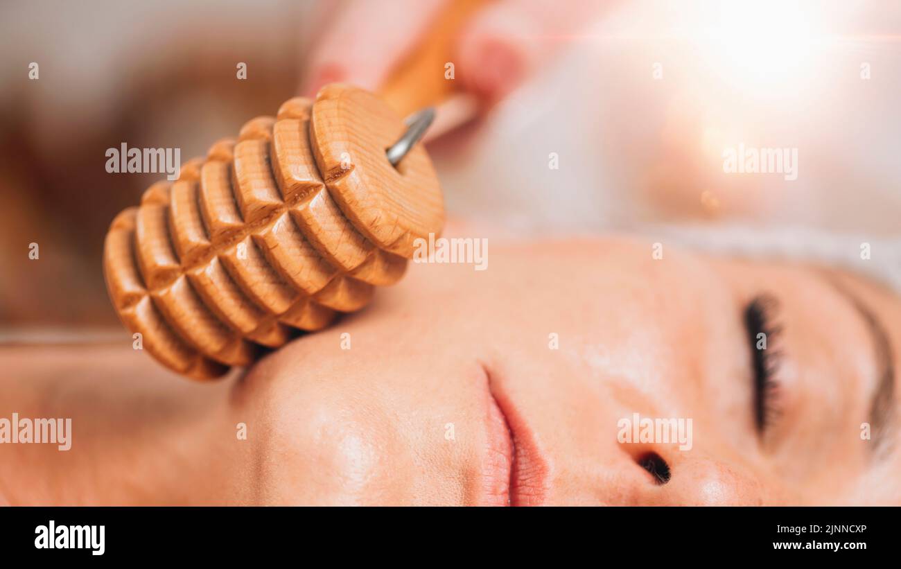 Madérothérapie visage Banque de photographies et d’images à haute