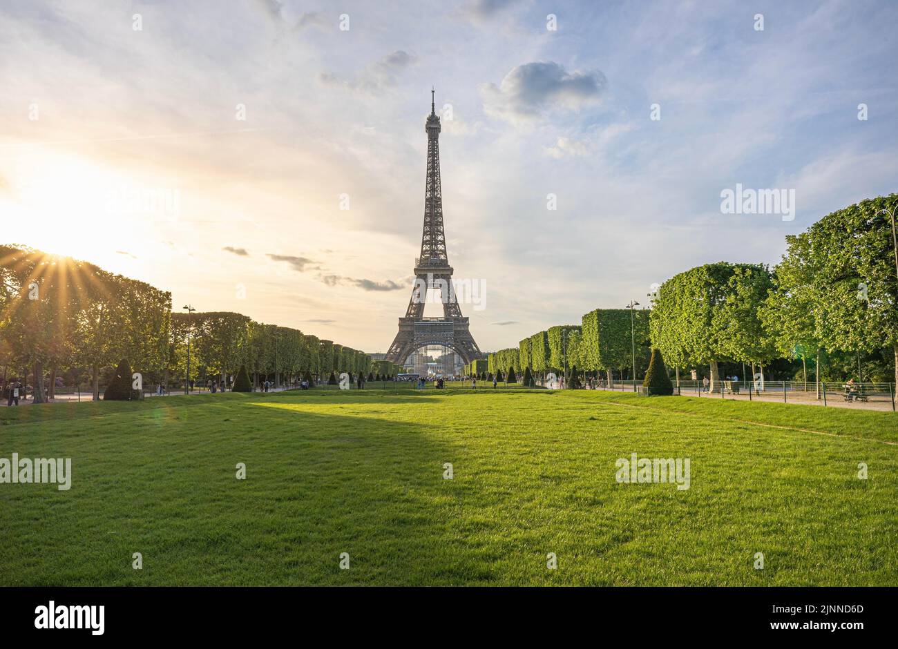 Tour Eiffel avec parc dans la lumière du soir, Paris, France Banque D'Images