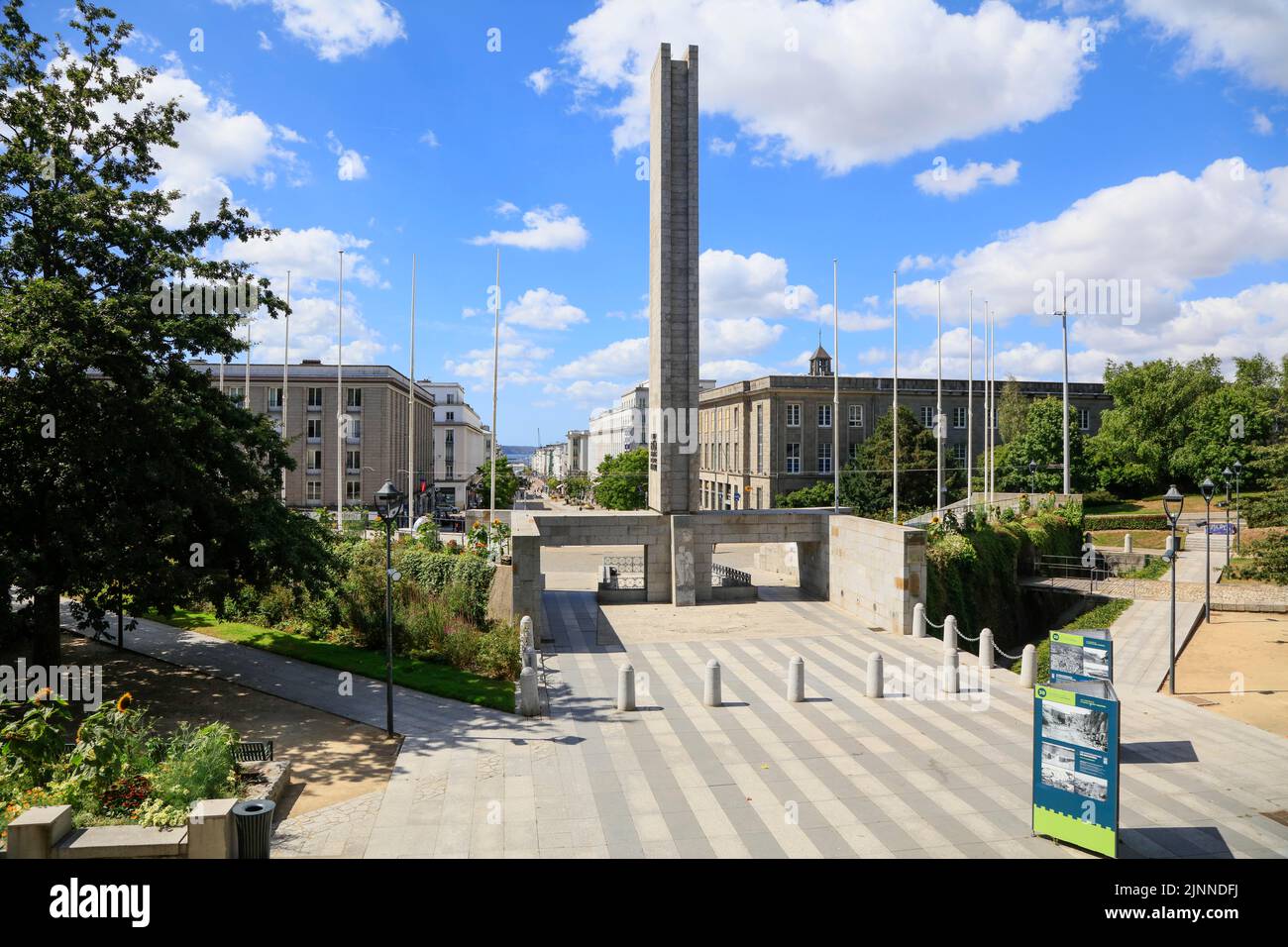 Place Jean-Baptiste Mathon avec obélisque et zone piétonne rue de Siam, Brest, département du Finistère Penn-ar-Bed, région Bretagne Breizh Banque D'Images