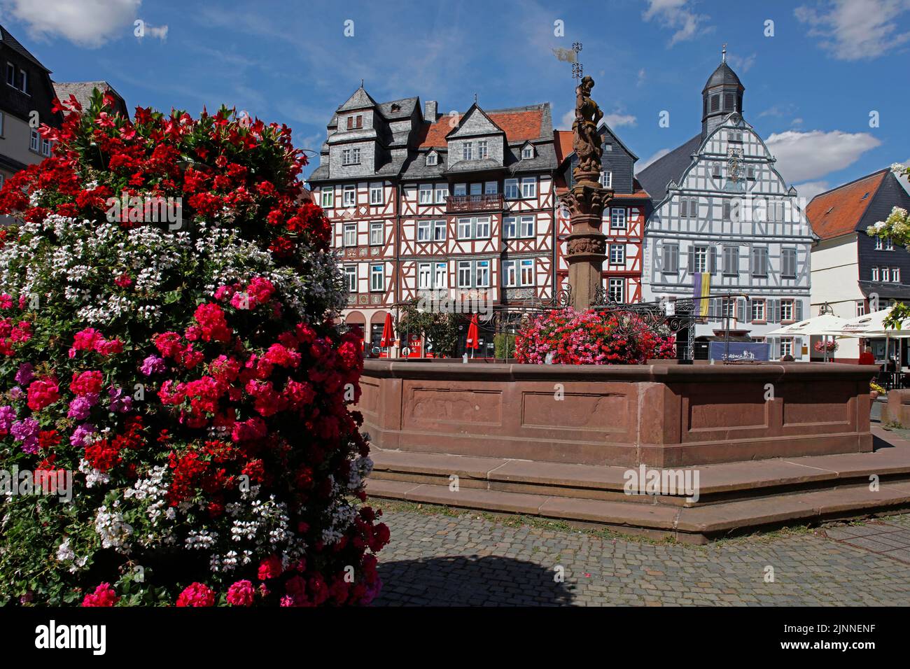 Place du marché. Fontaine du marché, ancienne mairie à colombages, 16th siècle, maisons à colombages, Butzbach, Hesse, Allemagne Banque D'Images