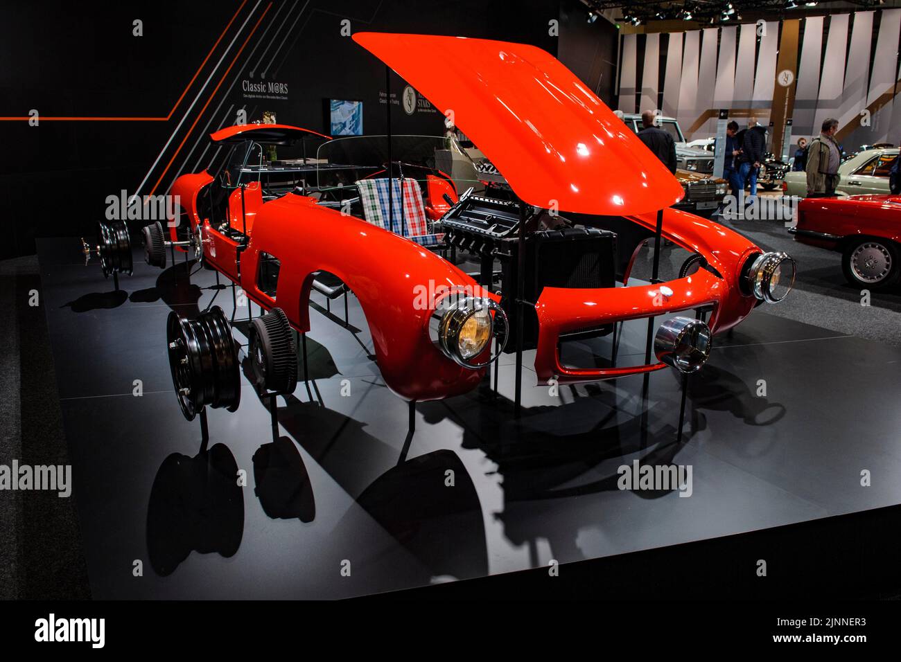 Modèle en coupe dans le style d'une vue technique éclatée de la voiture de sport historique Mercedes-Benz 300 SL Gullwing, salon Techno Classica Banque D'Images