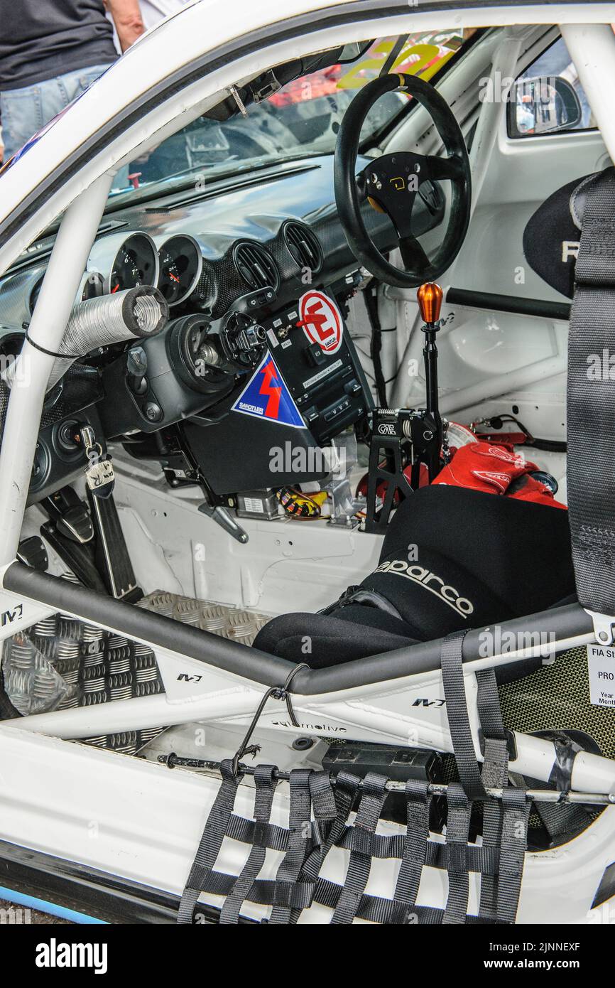 Vue à l'intérieur du cockpit de la voiture de course Porsche Cayman R dans la voie de grille devant le début de la course automobile, Nuerbirgring, Nuerburg, Rhénanie-Palatinat, Allemagne Banque D'Images