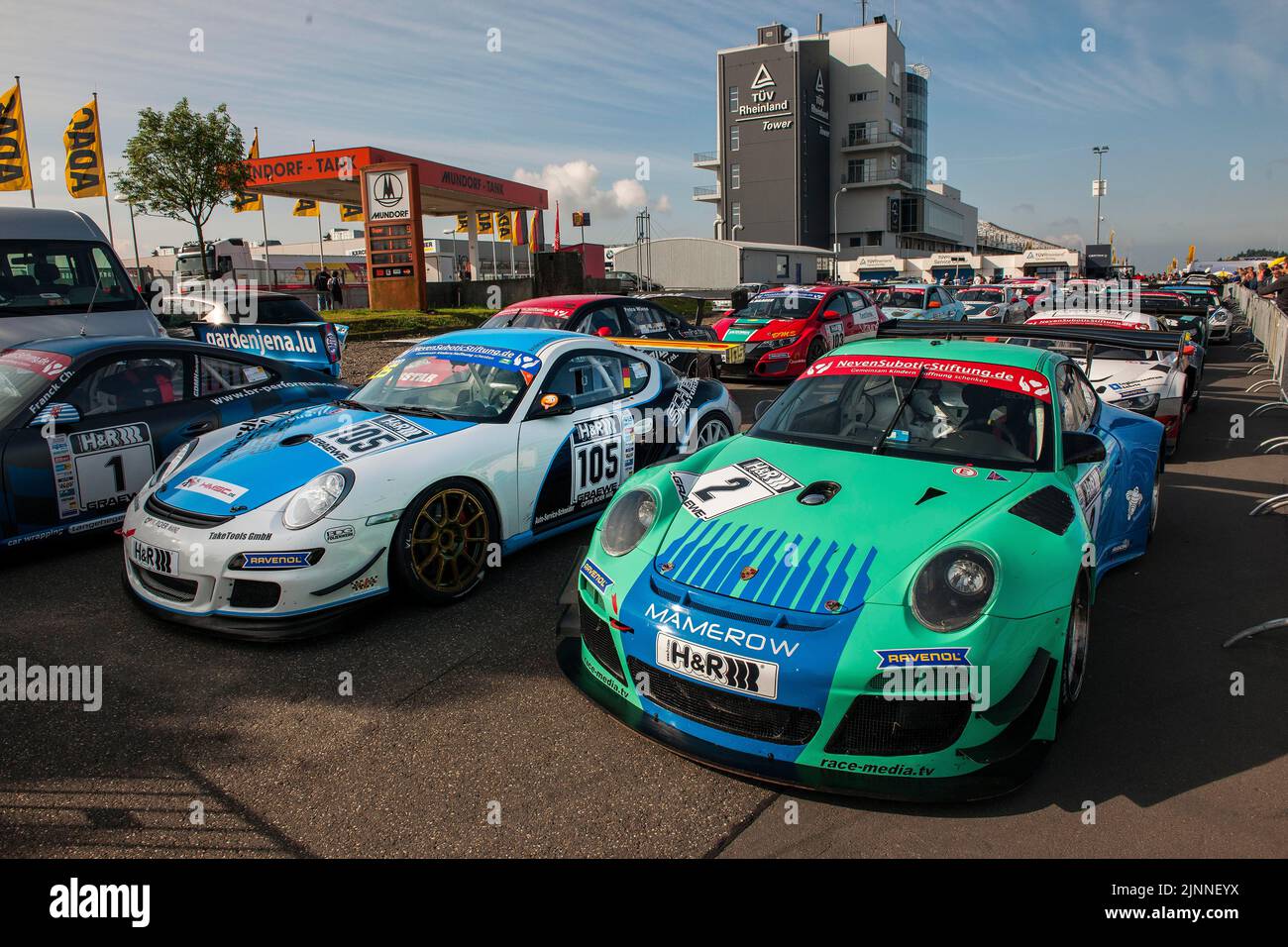 Voiture de course gauche Porsche Cayman R droite 911 GT3 RSR dans Parc ferme, Nuerburgring, Nuerburg, Rhénanie-Palatinat, Allemagne Banque D'Images