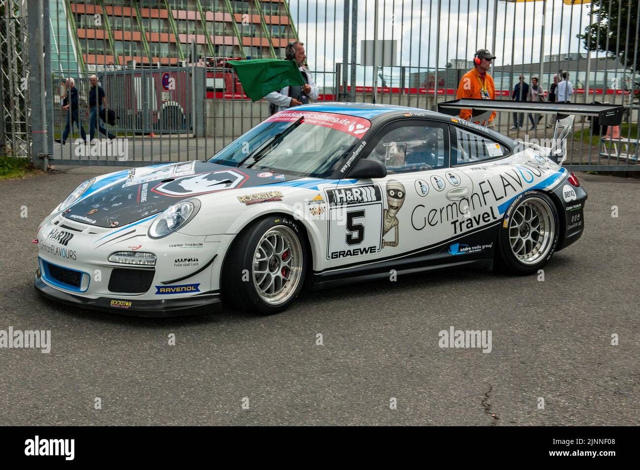 Voiture de course Porsche 911 997 GT3 Cup voit un drapeau vert pour sortir sur le circuit de course, Nuerburgring, Nuerburg, Rhénanie-Palatinat, Allemagne Banque D'Images