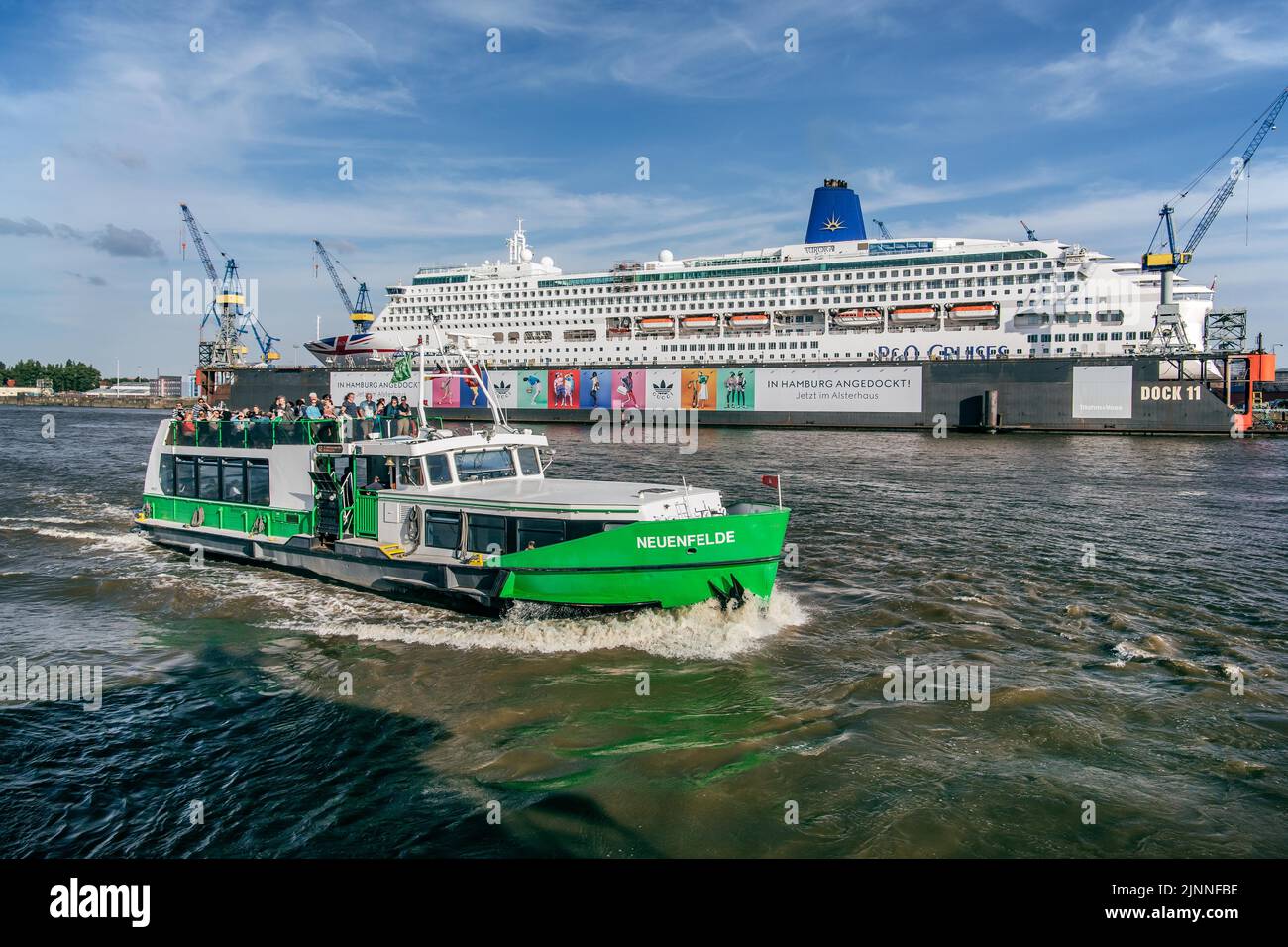 Bateau d'excursion devant le bateau de croisière Aurora en quai sec sur l'Elbe dans le port de Hambourg, Hambourg, Land Hambourg, Allemagne du Nord, Germa Banque D'Images