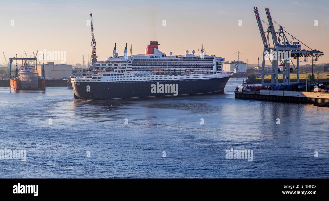 Bateau de croisière, paquebot transatlantique Queen Mary 2 sur l'Elbe dans le port de Hambourg au soleil tôt le matin, Hambourg, Land Hambourg, Allemagne du Nord, GE Banque D'Images